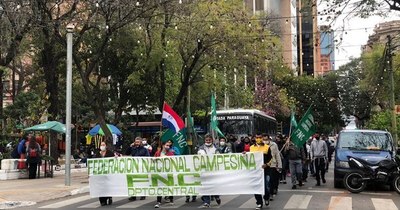 La Nación / Campesinos marchan y reclaman falta de asistencia por heladas y sequías