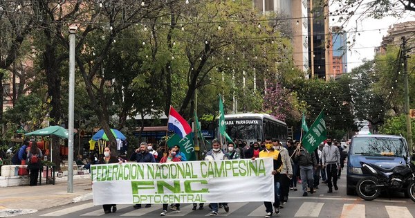 La Nación / Campesinos marchan y reclaman falta de asistencia por heladas y sequías