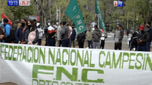 Campesinos marchan y denuncian la desidia a la pequeña producción | Noticias Paraguay