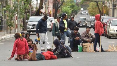 Indígenas bloquean calles en Asunción exigiendo asistencia