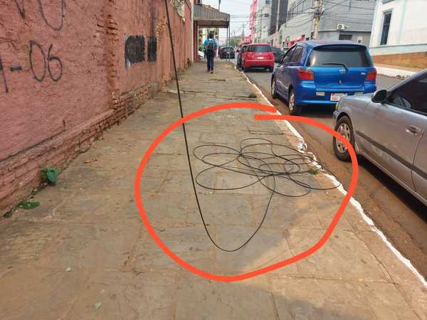 ¿Buen orden?. Cables de telefonía esparcidos en calles y veredas » San Lorenzo PY