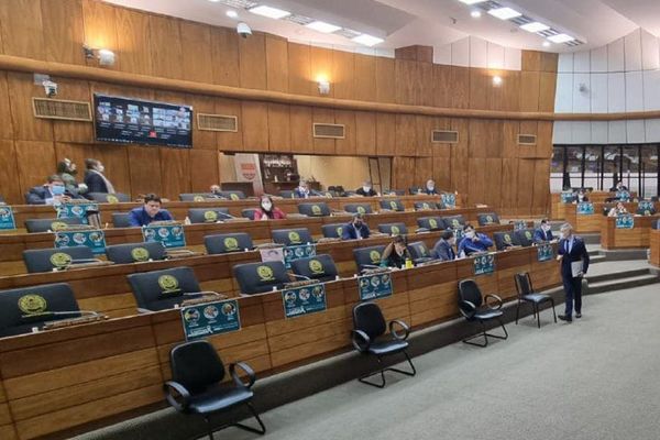 Sancionan ley que admite aumento a docentes y recorta fondos de ollas populares