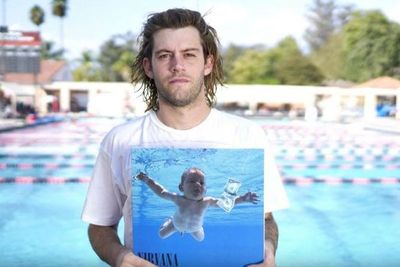 Spencer Elden, bebé de la portada de Nevermind, demandó a Nirvana