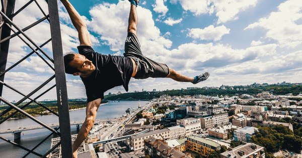 La Nación / Arrestan a youtubers franceses tras colarse en la cima del Cristo Redentor