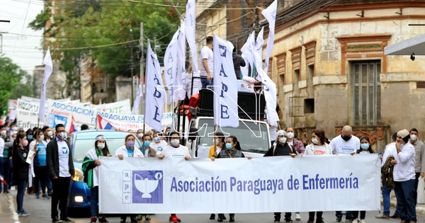 La Nación / Manifestación de enfermeros: profesionales llegaron a un acuerdo con el Ejecutivo