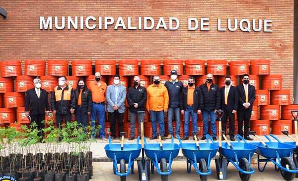 Cooperativa 8 de Marzo dona plantines, herramientas y basureros a la Municipalidad de Luque •