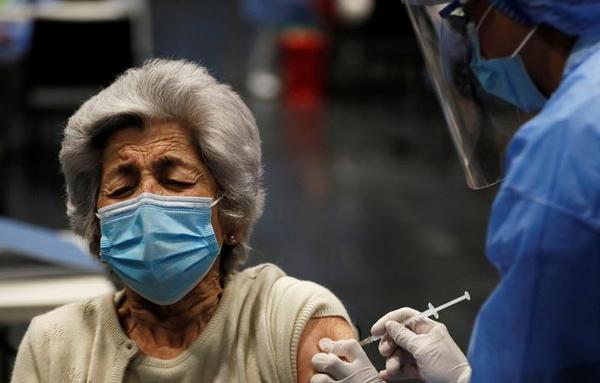 Brasil aplicará tercera dosis a mayores de 70 años
