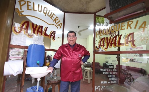 Crónica / PELUQUERO AYALA. Leyenda viva de las tijeras y peines