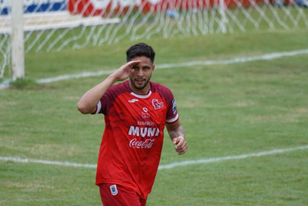 Diario HOY | El paraguayo Pedro Báez le quita el liderato al Comunicaciones en Guatemala