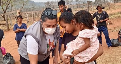 La Nación / Personal sanitario brinda asistencia médica a familias afectadas por incendios forestales
