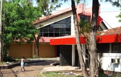 Roban hasta cables y focos de abandonada seccional colorada nº 1 de CDE - La Clave