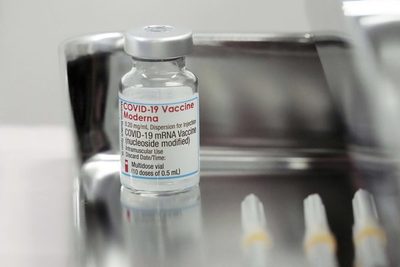 Japón suspende 1,63 millones de dosis de la vacuna de Moderna tras detectar contaminación | .::Agencia IP::.