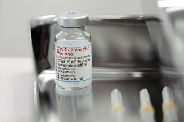 Japón suspende 1,63 millones de dosis de la vacuna de Moderna tras detectar contaminación | .::Agencia IP::.