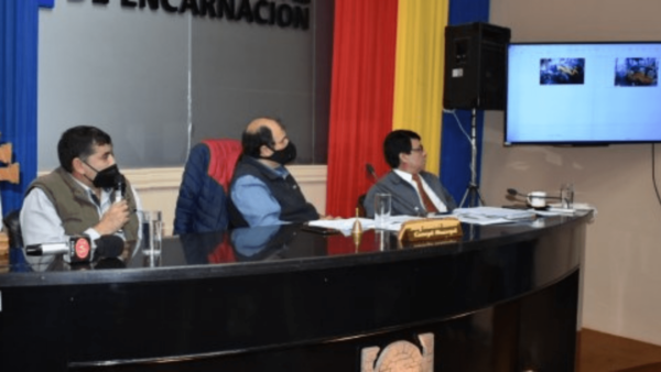 MAQUINARIAS Y CAMIONES DE LA COMUNA ENCARNACENA CONVERTIDOS EN CHATARRAS