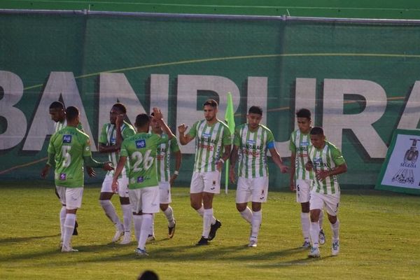Pedro Báez y un gol para subir al Antigua GFC a la cima - Fútbol Internacional - ABC Color