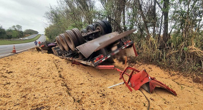 Un camión con chapa paraguaya cargado de maíz vuelca en la BR-277 en San Miguel de Yguazu