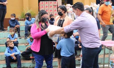 Julia Ferreira y Semión Duarte hacen campaña con alimentos de escolares