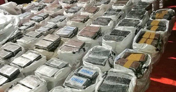 La Nación / Detienen a dos hombres por megacarga de 3.416 kilos de cocaína