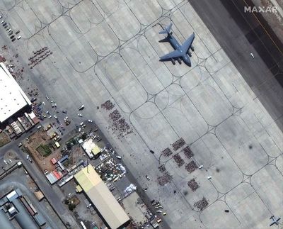 Varias víctimas en explosión fuera del aeropuerto de Kabul, según EE.UU. - Mundo - ABC Color