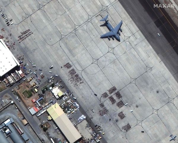 Varias víctimas en explosión fuera del aeropuerto de Kabul, según EE.UU. - Mundo - ABC Color