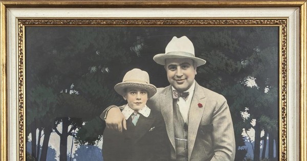 La Nación / Subastarán armas, cama y reloj de Al Capone