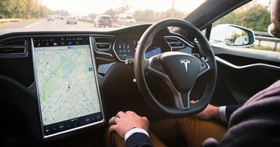 La Nación / EEUU investiga sistema de conducción asistida de Tesla tras 11 choques