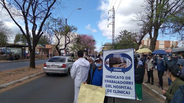 Funcionarios del Hospital de Clínicas cierran avenida Mariscal López en busca de aumento salarial - Nacionales - ABC Color