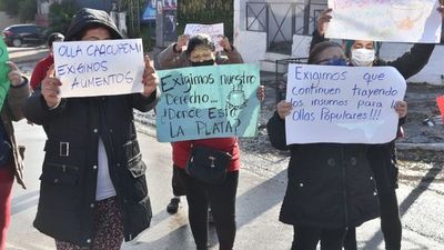 Voluntarios se movilizan por recorte de fondos para ollas populares