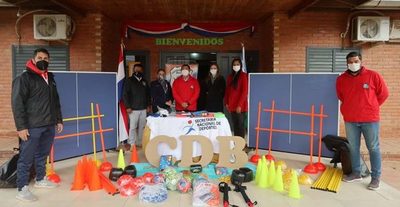 Entregan implementos deportivos a instituciones educativas de Boquerón