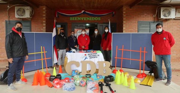 Entregan implementos deportivos a instituciones educativas de Boquerón