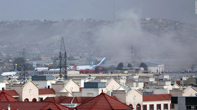 Terroristas atacan cercanías del aeropuerto de Kabul y dejan una decena de muertos