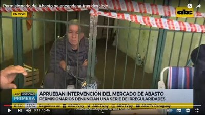 Permisionario del Abasto se encadena en protesta por desalojo sin justificación - Nacionales - ABC Color