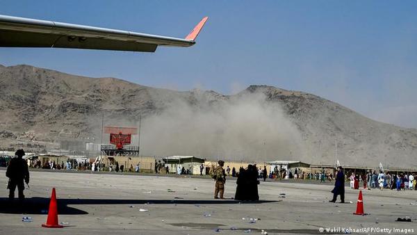 Ataques dejan 13 muertos en aeropuerto de Kabul
