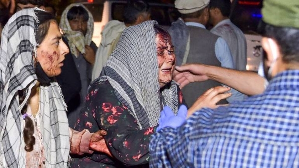 Diario HOY | Doble atentado junto al aeropuerto de Kabul deja al menos 15 muertos y 60 heridos