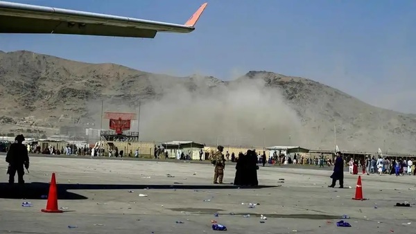 Confirman que hubo muertes por la fuerte explosión afuera del aeropuerto de Kabul - ADN Digital