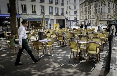 Original protesta en Francia contra el pasaporte sanitario