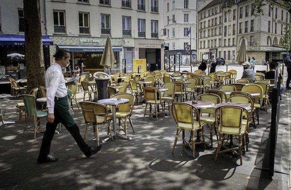 Original protesta en Francia contra el pasaporte sanitario