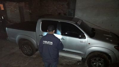 Policía recupera camioneta robada a punto de pasar al Brasil