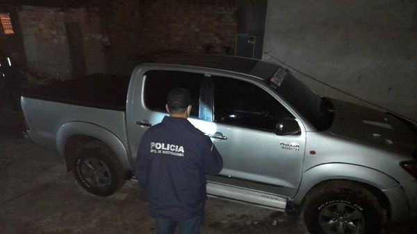Policía recupera camioneta robada a punto de pasar al Brasil