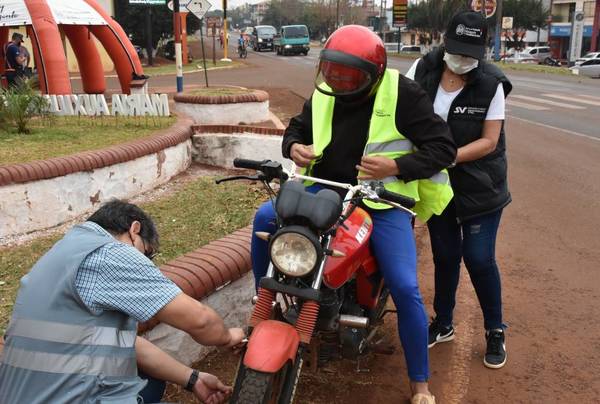 Buscan concienciar sobre uso de cintas reflectivas para prevenir accidentes de tránsito