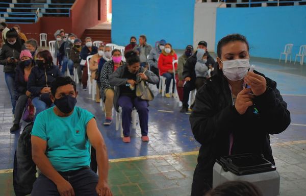 Covid-19: vuelve la afluencia en vacunatorio de Villarrica - Nacionales - ABC Color