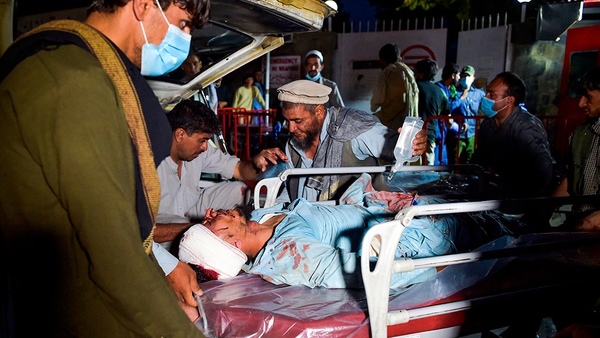 Ataques suicidas en el aeropuerto de Kabul, en medio de las evacuaciones: hay al menos 13 muertos - El Trueno