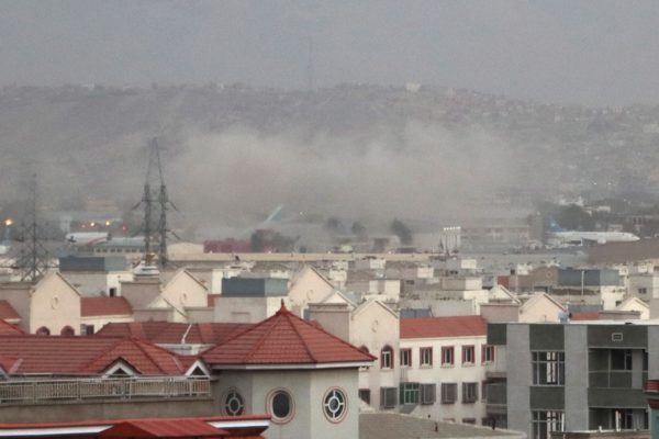 Se elevan a 60 los muertos tras el doble atentado en el aeropuerto de Kabul (VIDEO)