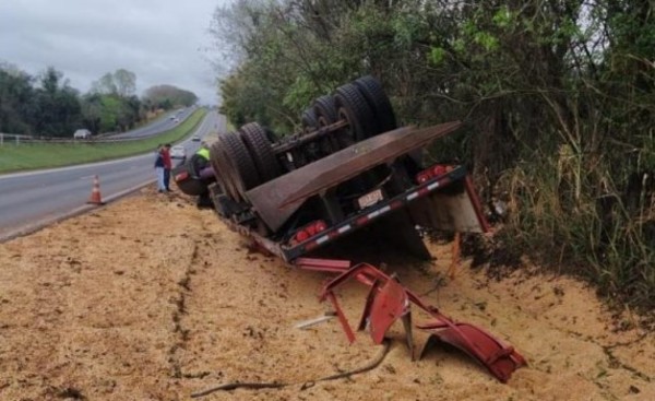 Camionero paraguayo protagoniza violento accidente