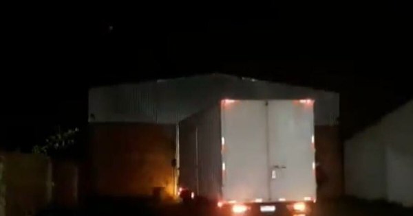 La Nación / Piratas del asfalto atracan camión que transportaba equipos electrónicos