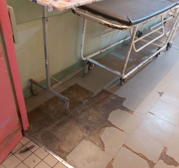 Hasta ratas hay en la deteriorada Urgencias de Pediatría del Hospital Nacional de Itauguá - Nacionales - ABC Color