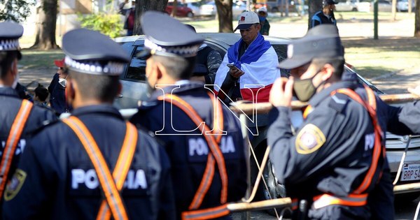 La Nación / Policía incumple orden de exclusión por violencia doméstica, denuncia madre desesperada