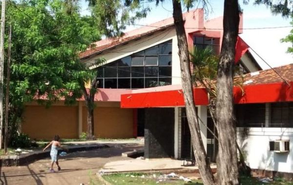 Roban hasta cables y focos de abandonada seccional colorada nº 1 de CDE