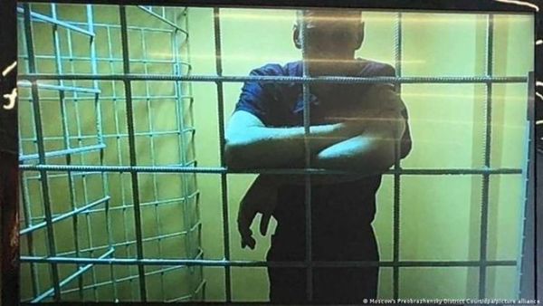 Navalny dice que le obligan a ver ocho horas de televisión estatal en campo de prisioneros