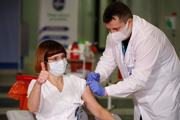 Francia sancionará a empleados sanitarios no vacunados